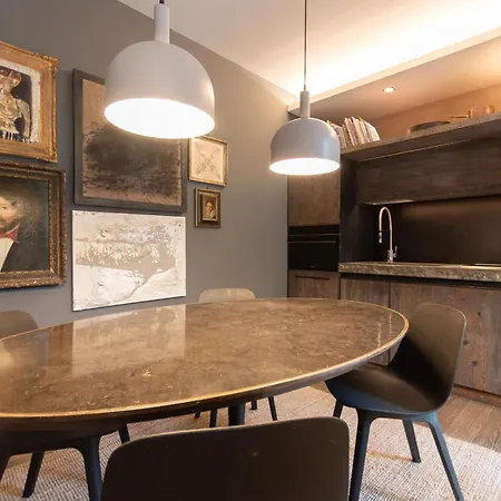 Escape - Charm In The Heart Of The Apartment
