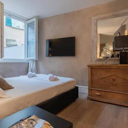 Escape - Charm In The Heart Of The Apartment